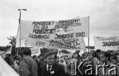 Lata 80., Częstochowa, Polska.
Pielgrzymka Ludzi Pracy na Jasną Górę. Tłum z transparentami, m.in.: 
