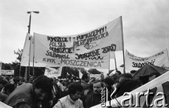 Lata 80., Częstochowa, Polska.
Pielgrzymka Ludzi Pracy na Jasną Górę. Tłum z transparentami, m.in.: 