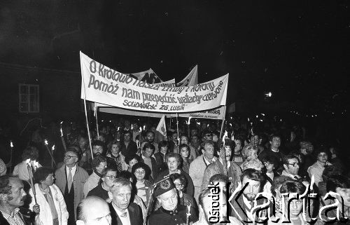 Lata 80., Częstochowa, Polska.
Pielgrzymka Ludzi Pracy na Jasną Górę, wierni z transparentami.
Fot. Mieczysław Michalak, zbiory Ośrodka KARTA