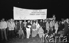 Lata 80., Częstochowa, Polska.
Pielgrzymka Ludzi Pracy na Jasną Górę, wierni z transparenten: 