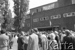 1985, Wrocław, Polska.
Tłum przed kościołem pw. św. Klemensa Dworzaka uczestniczący we mszy świętej za ojczyznę. Na kościele wisi transparent o treści: 