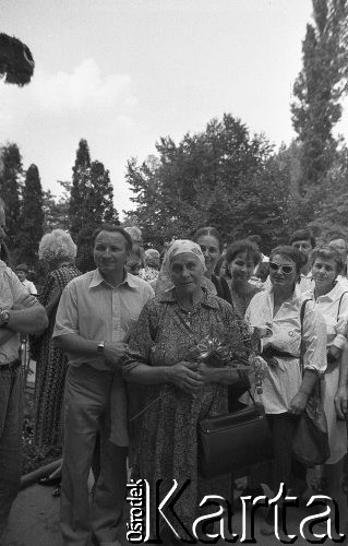 Lata 80., Wrocław, Polska.
Wierni przed kościołem parafii św. Klemensa Dworzaka, z przodu Marianna Popiełuszko, matka księdza Jerzego Popiełuszki. 
Fot. Mieczysław Michalak, zbiory Ośrodka KARTA