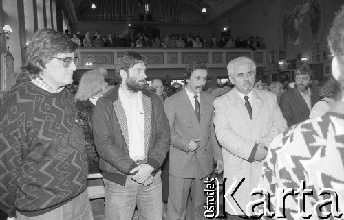 Lata 80., Wrocław, Polska.
Msza święta za ojczyznę w kościele pw. św. Klemensa Dworzaka. Od lewej: Lothar Herbst, Władysław Frasyniuk, Krzysztof Turkowski, Romuald Siepsiak, w głębi Bogdan Karauda.
Fot. Mieczysław Michalak, zbiory Ośrodka KARTA
