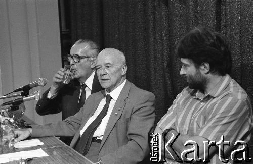 27.08.1990, Wrocław, Polska.
Wizyta Jana Nowaka-Jeziorańskiego (w środku) na zaproszenie Zarządu Regionu Dolny Śląsk NSZZ 