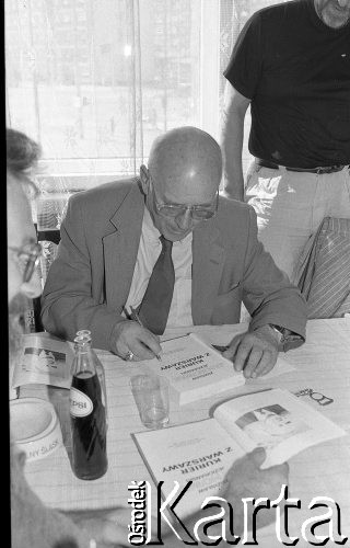 27.08.1990, Wrocław, Polska.
Jan Nowak-Jeziorański podpisuje swoją książkę 