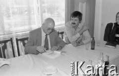 27.08.1990, Wrocław, Polska.
Jan Nowak-Jeziorański podpisuje swoją książkę 