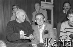 26-27.10.1990, Wrocław, Polska.
Józef Pinior (w środku) podczas obrad III Walnego Zebrania Delegatów NSZZ 
