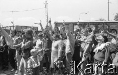 1990, Wrocław, Polska.
Tłum w zajezdni MPK przy ul. Grabiszyńskiej podczas obchodów 10-lecia NSZZ 