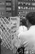 1990, Wrocław, Polska.
Kampania wyborcza przed wyborami samorządowymi. Przechodnie czytają plakat wyborczy Komitetu Obywatelskiego 
