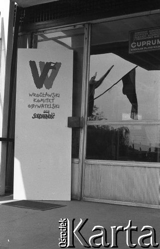 1990, Wrocław, Polska.
Kampania wyborcza przed wyborami samorządowymi. Transparent Wrocławskiego Komitetu Obywatelskiego 