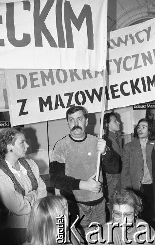 21.11.1990, Warszawa, Polska.
Kampania prezydencka Tadeusza Mazowieckiego. Wiec wyborczy w auli Politechniki Warszawskiej, z transparentem stoi Włodzimierz Mękarski.
Fot. Mieczysław Michalak, zbiory Ośrodka KARTA