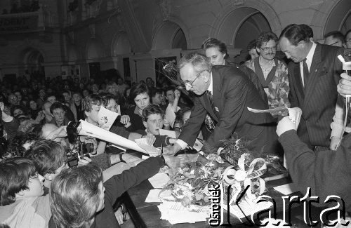 21.11.1990, Warszawa, Polska.
Kampania przed wyborami prezydenckimi. Tadeusz Mazowiecki podczas wiecu wyborczego w auli Politechniki Warszawskiej, za nim Edward Wende.
Fot. Mieczysław Michalak, zbiory Ośrodka KARTA