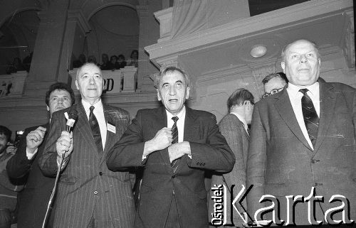 21.11.1990, Warszawa, Polska.
Kampania prezydencka Tadeusza Mazowieckiego (w środku). Wiec wyborczy w auli Politechniki Warszawskiej, z prawej stoi Andrzej Stelmachowski, 1. z lewej Zbigniew Bujak. 
Fot. Mieczysław Michalak, zbiory Ośrodka KARTA