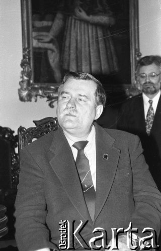 1990, Wrocław, Polska.
Lech Wałęsa podczas spotkania z kardynałem Henrykiem Gulbinowiczem przed wyborami prezydenckimi, w głębi Andrzej Drzycimski.
Fot. Mieczysław Michalak, zbiory Ośrodka KARTA