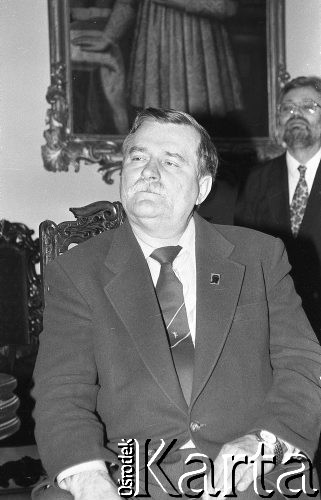 1990, Wrocław, Polska.
Lech Wałęsa podczas spotkania z kardynałem Henrykiem Gulbinowiczem przed wyborami prezydenckimi, w głębi Andrzej Drzycimski.
Fot. Mieczysław Michalak, zbiory Ośrodka KARTA