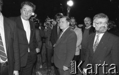 1990, Wrocław, Polska.
Kampania prezydencka Lecha Wałęsy, z lewej stoi Józef Ślisz, z prawej Andrzej Drzycimski.
Fot. Mieczysław Michalak, zbiory Ośrodka KARTA