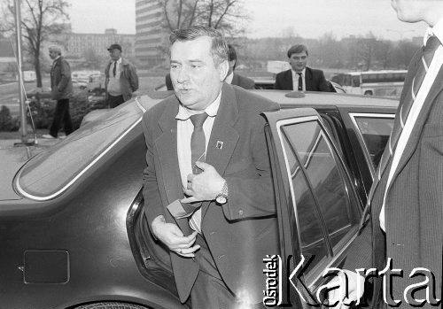 1990, Wrocław, Polska.
Kampania prezydencka. Lech Wałęsa w drodze na jedno ze spotkań przedwyborczych.
Fot. Mieczysław Michalak, zbiory Ośrodka KARTA