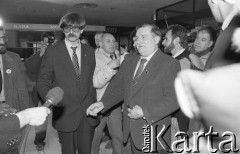 1990, Wrocław, Polska.
Kampania prezydencka. Lech Wałęsa w drodze na jedno ze spotkań przedwyborczych, za nim Mieczysław Wachowski.
Fot. Mieczysław Michalak, zbiory Ośrodka KARTA