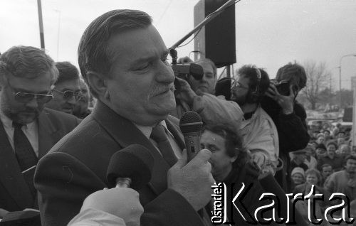 1990, Wrocław, Polska.
Kampania prezydencka. Lech Wałęsa podczas spotkania z mieszkańcami miasta na ul. Grabiszyńskiej, z tyłu z lewej Krzysztof Pusz i Andrzej Rzeczycki.
Fot. Mieczysław Michalak, zbiory Ośrodka KARTA