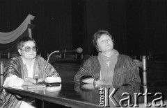 1990, Wrocław, Polska.
Wizyta minister kultury i sztuki Izabelli Cywińskiej (z prawej), obok Barbara Labuda.
Fot. Mieczysław Michalak, zbiory Ośrodka KARTA