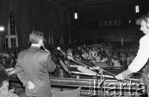 1990, Wrocław, Polska.
Kampania wyborcza przed wyborami prezydenckimi. Spotkanie z kandydatem na prezydenta Stanisławem Tymińskim na Politechnice Wrocławskiej.
Fot. Mieczysław Michalak, zbiory Ośrodka KARTA