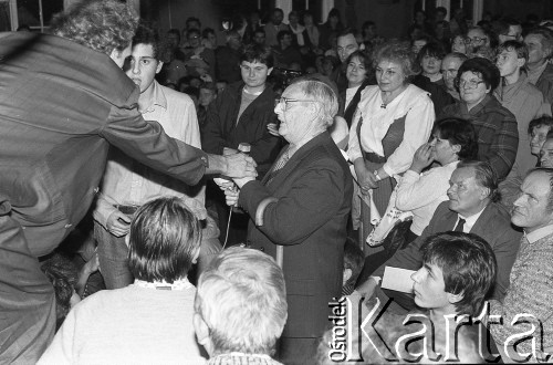 1990, Wrocław, Polska.
Kampania wyborcza przed wyborami prezydenckimi. Spotkanie z kandydatem na prezydenta Stanisławem Tymińskim na Politechnice Wrocławskiej.
Fot. Mieczysław Michalak, zbiory Ośrodka KARTA