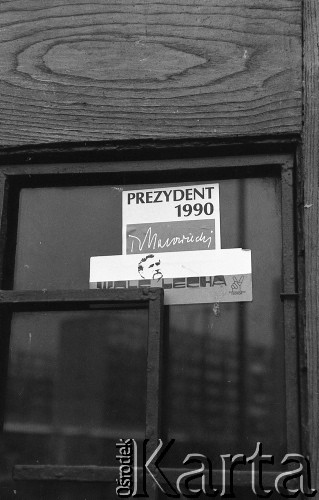 Jesień 1990, Polska.
Kampania wyborcza przed wyborami prezydenckimi. Plakaty kandydatów: Lecha Wałęsy i Tadeusza Mazowieckiego.
Fot. Mieczysław Michalak, zbiory Ośrodka KARTA