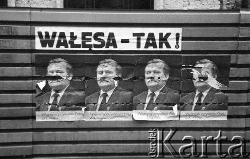 Jesień 1990, Polska.
Kampania wyborcza przed wyborami prezydenckimi. Plakaty Lecha Wałęsy.
Fot. Mieczysław Michalak, zbiory Ośrodka KARTA