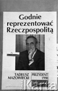 Jesień 1990, Polska.
Kampania wyborcza przed wyborami prezydenckimi. Plakat kandydata na prezydenta Tadeusza Mazowieckiego na nim mniejszy z napisem: 