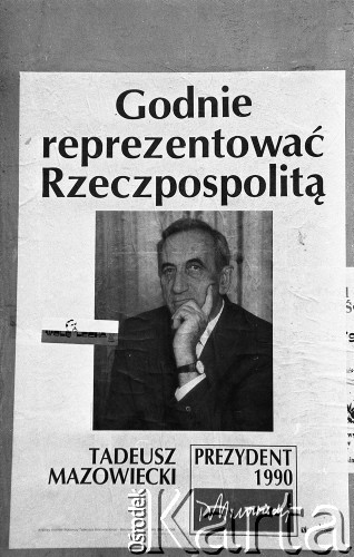 Jesień 1990, Polska.
Kampania wyborcza przed wyborami prezydenckimi. Plakat kandydata na prezydenta Tadeusza Mazowieckiego na nim mniejszy z napisem: 