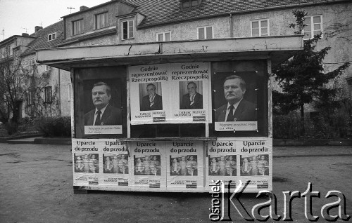 Jesień 1990, Polska.
Kampania wyborcza przed wyborami prezydenckimi. Plakaty kandydatów Lechaw Wałęsy i Tadeusza Mazowieckiego.
Fot. Mieczysław Michalak, zbiory Ośrodka KARTA