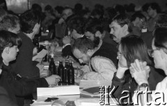 26-27.01.1991, Warszawa, Polska.
I Krajowy Zjazd Ruchu Obywatelskiego - Akcja Demokratyczna (ROAD). W środku siedzi Wiesław Mielcarski, obok Włodzimierz Mękarski.
Fot. Mieczysław Michalak, zbiory Ośrodka KARTA