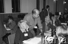 26-27.01.1991, Warszawa, Polska.
I Krajowy Zjazd Ruchu Obywatelskiego - Akcja Demokratyczna (ROAD). Od lewej: Zofia Kuratowska, Jacek Kuroń i Andrzej Wielowieyski.
Fot. Mieczysław Michalak, zbiory Ośrodka KARTA