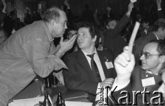 26-27.01.1991, Warszawa, Polska.
I Krajowy Zjazd Ruchu Obywatelskiego - Akcja Demokratyczna (ROAD). Jacek Kuroń rozmawia ze Zbigniewem Bujakiem.
Fot. Mieczysław Michalak, zbiory Ośrodka KARTA