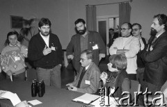 26-27.01.1991, Warszawa, Polska.
I Krajowy Zjazd Ruchu Obywatelskiego - Akcja Demokratyczna (ROAD). Przerwa w obradach, w środku stoją Władysław Frasyniuk i Paweł Kocięba-Żabski.
Fot. Mieczysław Michalak, zbiory Ośrodka KARTA