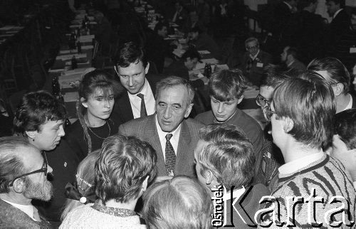 26-27.01.1991, Warszawa, Polska.
I Krajowy Zjazd Ruchu Obywatelskiego - Akcja Demokratyczna (ROAD). Tadeusz Mazowiecki rozmawia z delegatami.
Fot. Mieczysław Michalak, zbiory Ośrodka KARTA