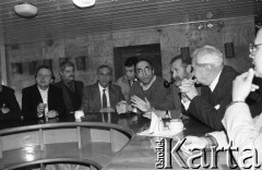 26-27.01.1991, Warszawa, Polska.
I Krajowy Zjazd Ruchu Obywatelskiego - Akcja Demokratyczna (ROAD). Aleksander Hall, Tadeusz Mazowiecki, Aleksander Smolar, Bronisław Geremek i Jerzy Turowicz (od lewej) podczas przerwy w obradach.
Fot. Mieczysław Michalak, zbiory Ośrodka KARTA