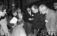 26-27.01.1991, Warszawa, Polska.
I Krajowy Zjazd Ruchu Obywatelskiego - Akcja Demokratyczna (ROAD). Jacek Kuroń (siedzi) rozmawia z Janem Marią Rokitą (3. z prawej) i Władysławem Frasyniukiem (4. z prawej), 1. z lewej Jarosław Gawlik.
Fot. Mieczysław Michalak, zbiory Ośrodka KARTA