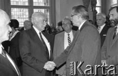 1991, Wrocław, Polska.
Ryszard Kaczorowski, prezydent RP na uchodźstwie w latach 1989-1990 i Leszek Moczulski podczas uroczystego przyjęcia w ratuszu.
Fot. Mieczysław Michalak, zbiory Ośrodka KARTA