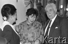 1991, Wrocław, Polska.
Ryszard Kaczorowski, prezydent RP na uchodźstwie w latach 1989-1990, z żoną Karoliną (1. z lewej) podczas uroczystego przyjęcia w ratuszu.
Fot. Mieczysław Michalak, zbiory Ośrodka KARTA