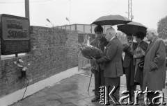1991, Wrocław, Polska.
Ryszard Kaczorowski, prezydent RP na uchodźstwie w latach 1989-1990, składa kwiaty pod tablicą upamiętniającą wrocławską NSZZ 