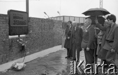 1991, Wrocław, Polska.
Ryszard Kaczorowski, prezydent RP na uchodźstwie w latach 1989-1990, składa kwiaty pod tablicą upamiętniającą wrocławską NSZZ 