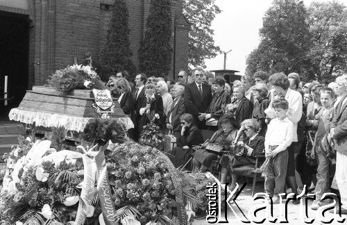 Maj 1992, Wrocław, Polska.
Pogrzeb Andrzeja Waligórskiego - satyryka i dziennikarza.
Fot. Mieczysław Michalak, zbiory Ośrodka KARTA