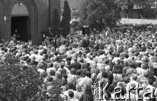 Maj 1992, Wrocław, Polska.
Pogrzeb Andrzeja Waligórskiego - satyryka i dziennikarza.
Fot. Mieczysław Michalak, zbiory Ośrodka KARTA