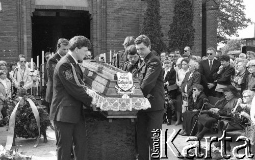 Maj 1992, Wrocław, Polska.
Pogrzeb Andrzeja Waligórskiego - satyryka i dziennikarza. Wyprowadzenie trumny z kościoła.
Fot. Mieczysław Michalak, zbiory Ośrodka KARTA