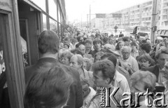18.06.1992, Wrocław, Polska.
Tłum przed księgarnią na Placu PKWN, gdzie generał Wojciech Jaruzelski promował swoją książkę 