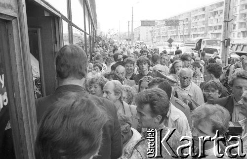 18.06.1992, Wrocław, Polska.
Tłum przed księgarnią na Placu PKWN, gdzie generał Wojciech Jaruzelski promował swoją książkę 