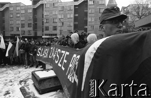 26.02.1994, Lubin, Polska.
Demonstracja Polskiej Wspólnoty Narodowej. Demonstranci niosą transparent z hasłem 