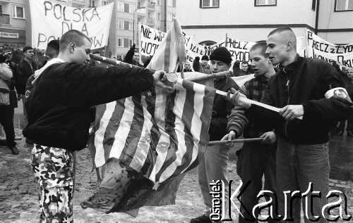 26.02.1994, Lubin, Polska.
Demonstracja Polskiej Wspólnoty Narodowej. Skinheadzi palą flagi, m.in. flagę Stanów Zjednoczonych.
Fot. Mieczysław Michalak, zbiory Ośrodka KARTA