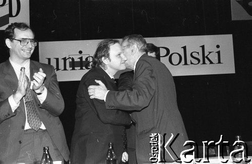 23-24.04.1994, Warszawa, Polska.
Kongres założycielski Unii Wolności. Aleksander Hall w uścisku z Tadeuszem Mazowieckim.
Fot. Mieczysław Michalak, zbiory Ośrodka KARTA